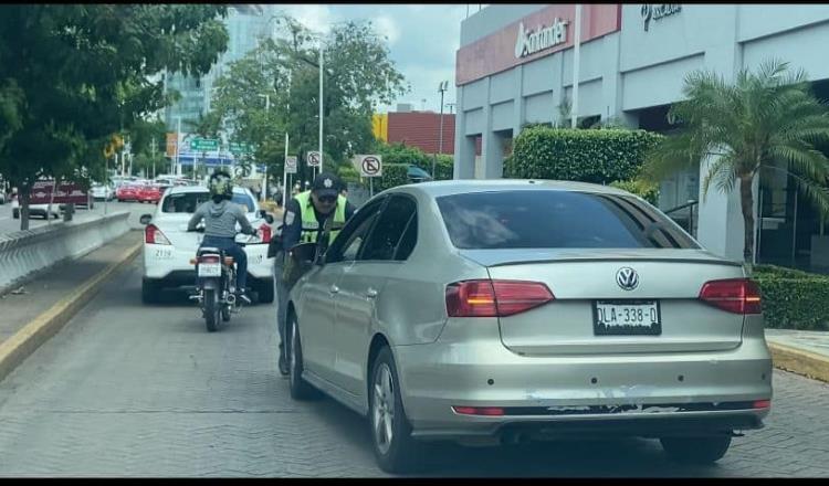 Se estaciona en lugar prohibido, escapa de infracción y casi arrolla a tránsito