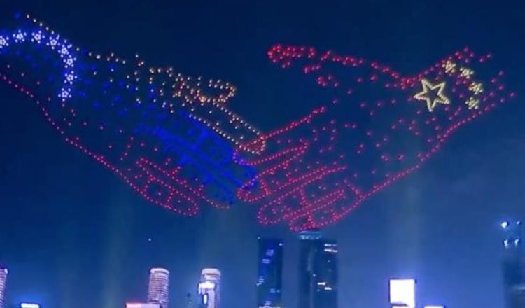 Con show de luces y 1,500 drones reciben a Maduro en China