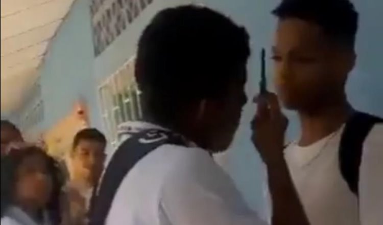 Víctima de bullying enfrenta a su agresor y le corta la cara en Colombia