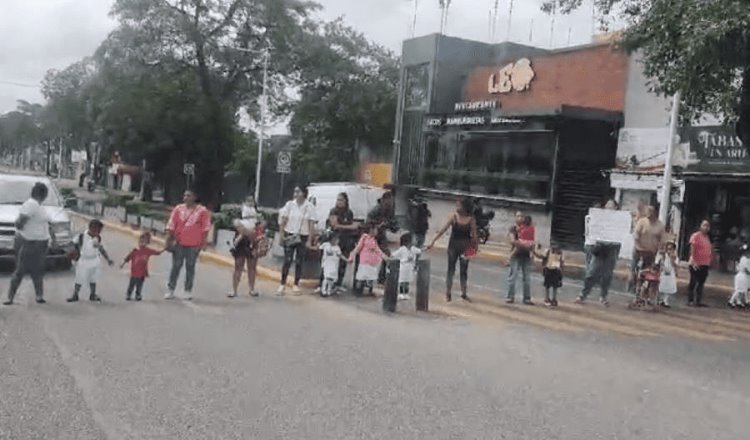 Padres bloquean Paseo Tabasco, llevaban 2 semanas sin luz en jardín de niños