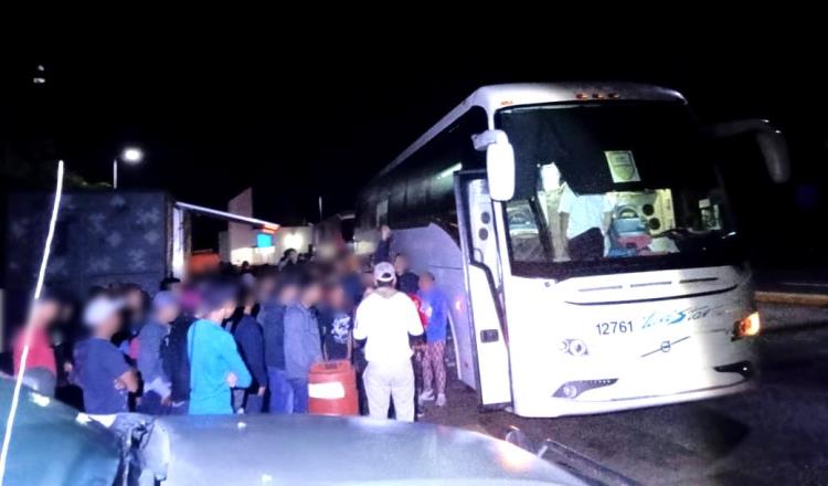 Hallan a 178 migrantes en autobús en Veracruz y detienen a chofer