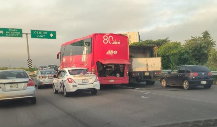 Autobús descompuesto complica circulación en el Puente la Pigua