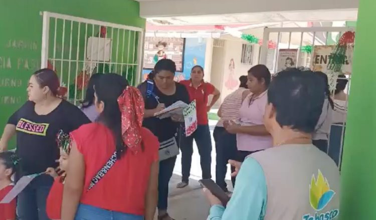 Protestan madres de familia de Jardín de Niños de Atasta por desaparición de grupo