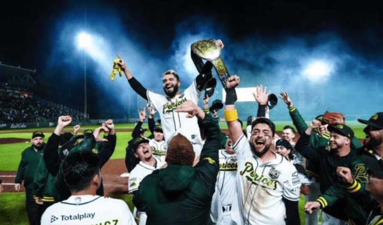 Senadores entregan reconocimiento a Pericos de Puebla por campeonato de la LMB