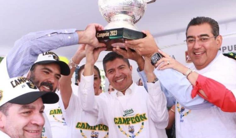 Pericos de Puebla celebra campeonato de la LMB con paseo en Turibus por calles de la ciudad