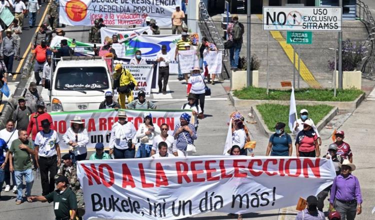 Protestan miles contra intención de Bukele de buscar la reelección como presidente de El Salvador