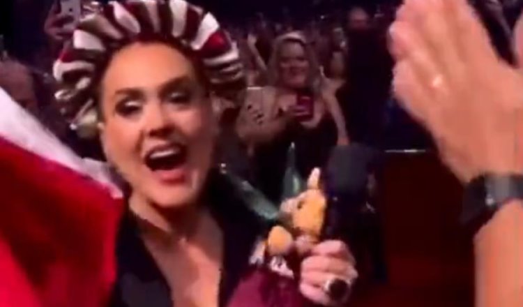 ¡Ya eres mexicana! Adele canta con bandera de México en Las Vegas
