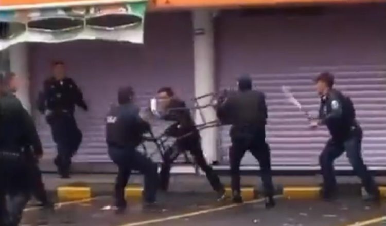 A sillazos y golpes policías de la CDMX someten a sujeto armado con cuchillos