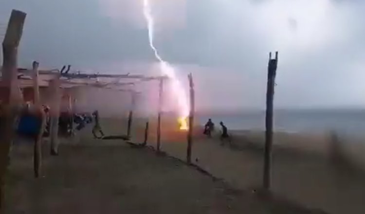 ¡Impresionante! 2 personas son alcanzadas por un rayo en playa de Aquila, Michoacán