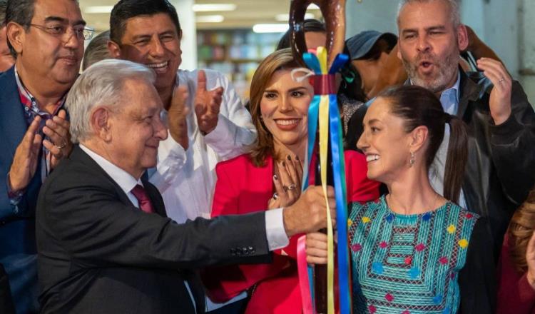 Impugna AMLO orden del INE de retirar de sitios oficiales entrega de bastón de mando a Sheinbaum