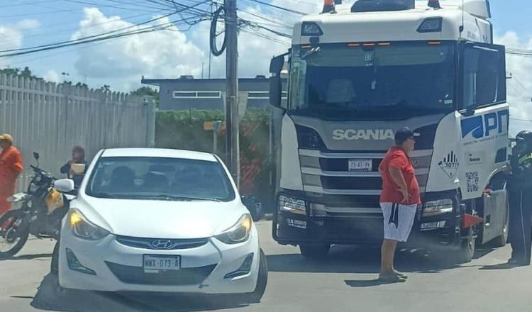 Le intenta ganar paso a tráiler y choca en Paraíso