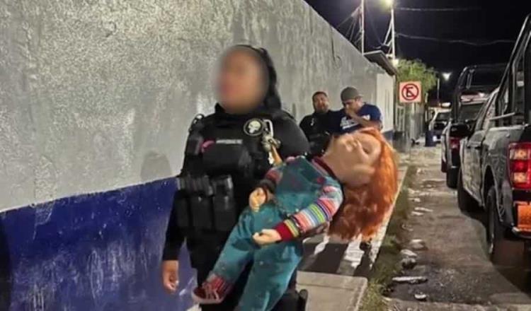 Arrestan a muñeco Chucky y a su dueño, por portación de arma blanca y atemorizar a transeúntes, en Coahuila