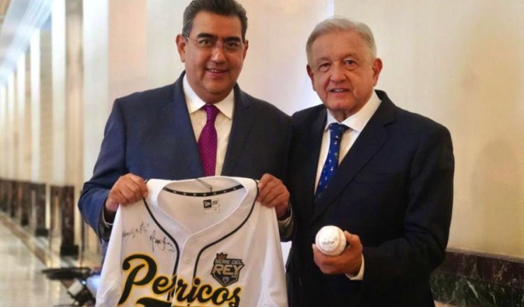 Obsequian a AMLO jersey de Campeones de Serie del Rey 2023