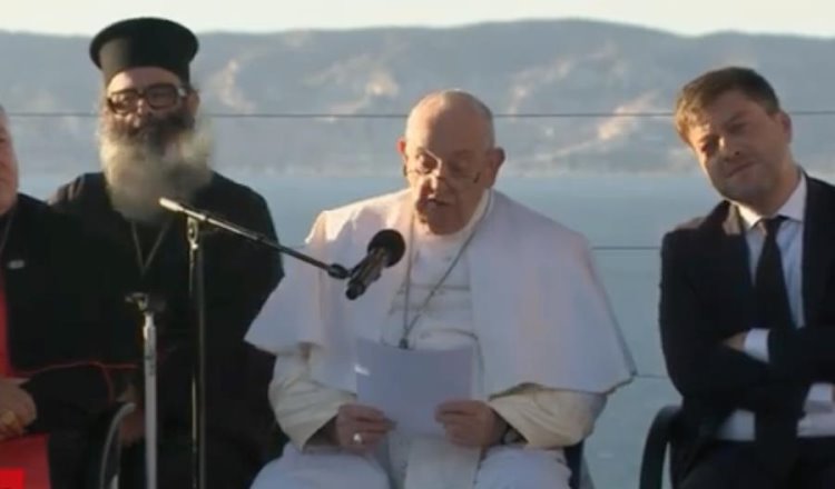 Papa rinde homenaje a migrantes fallecidos en el mar, durante visita a Marsella