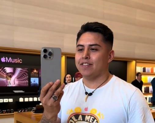 Arturo Delgado, primer mexicano en comprar iPhone 15