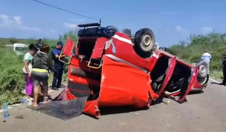 Volcadura de camioneta en Oaxaca deja 22 migrantes heridos