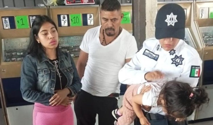 Policía de Naucalpan salva a niña de ahogamiento; se había tragado una moneda