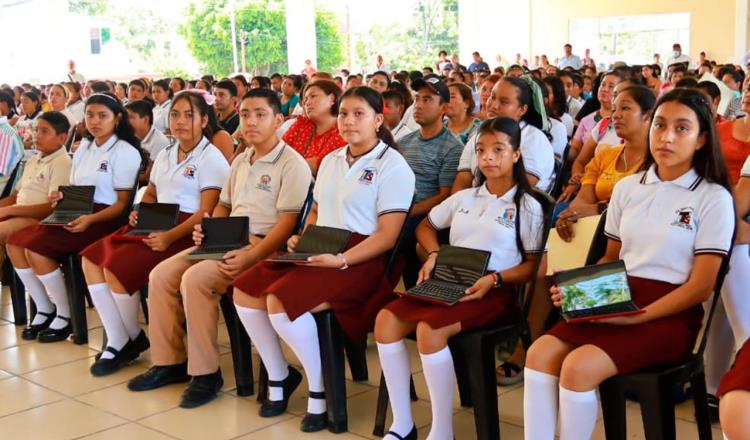 Entrega Gobierno de Centro 223 kits digitales más a estudiantes de Telesecundaria