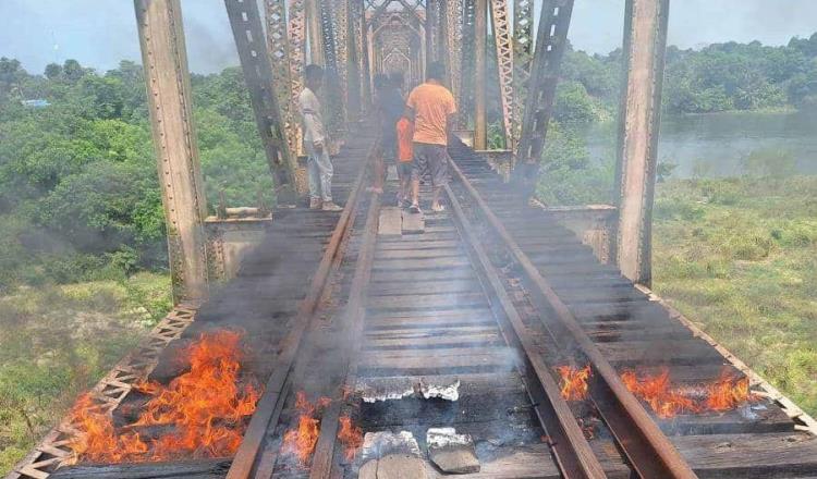 Investiga SSPC quema de durmientes de vía del tren en Huimanguillo