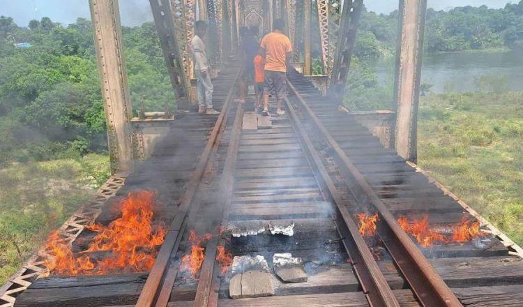 Reportan incendio en durmientes del Puente Mezcalapa, Huimanguillo