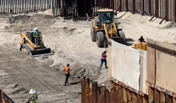 Migrantes aprovechan descuido y cruzan por muro a EE. UU. desde playa de Tijuana