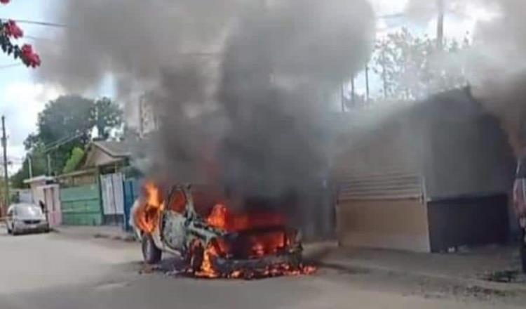 ¡Otra vez Cárdenas! ahora incendian 2 camionetas en "Camino vecinal"