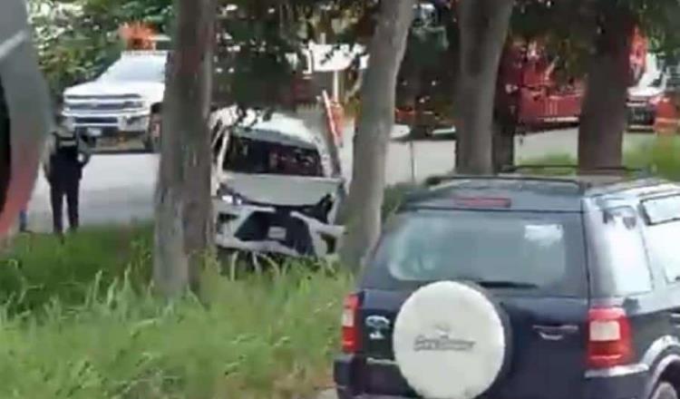 Camioneta de transporte de personal choca contra árbol en la Villahermosa-Cárdenas; resultan ilesos