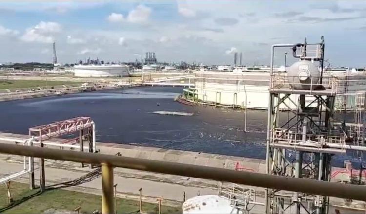 Denuncian presunto derrame de crudo en refinería de Dos Bocas