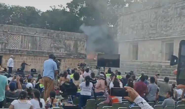 Corto circuito interrumpe evento de AMLO en Uxmal