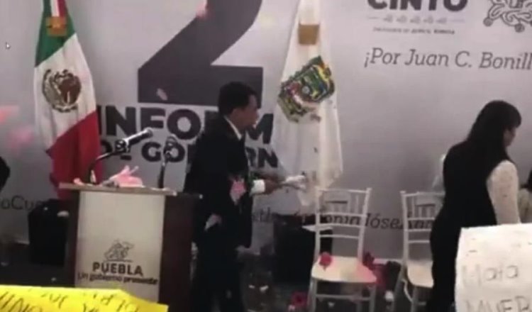 ¡A florazos! Corren a alcalde de Juan C. Bonilla, Puebla en su informe de labores