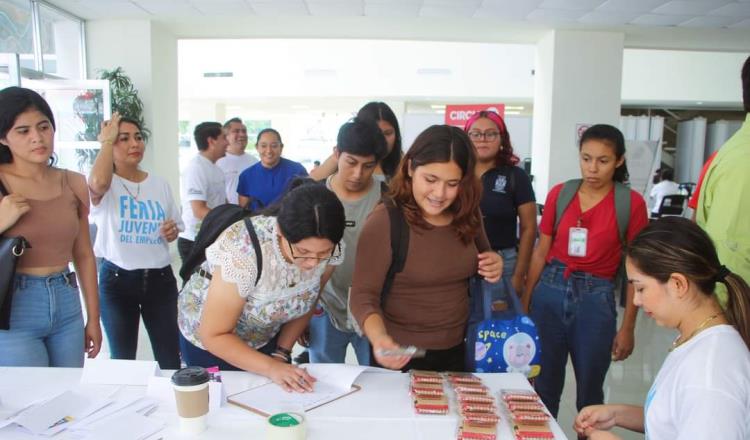 Universitarios buscan insertarse en campo laboral en Feria del empleo