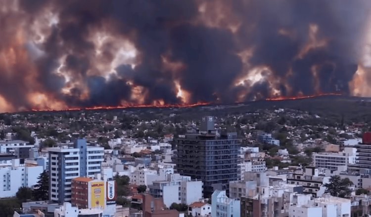 Evacuan a decenas de personas en Argentina por incendio forestal 