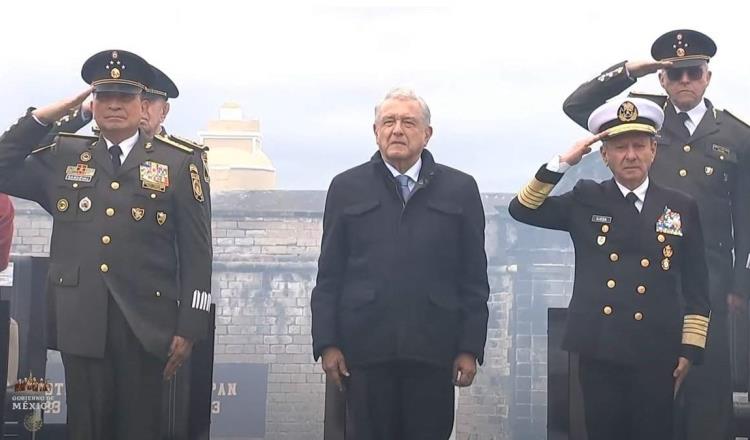 AMLO entrega reconocimiento a Cienfuegos