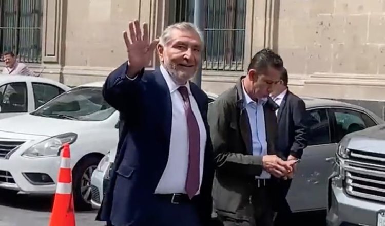 Reaparece Adán Augusto, visita a AMLO en Palacio Nacional