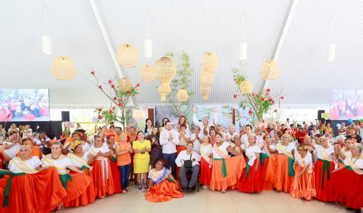 Celebra Centro Día del Adulto Mayor con elección de la Flor del Framboyán