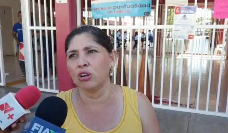 Protestan padres de familia en primaria de Petrolera