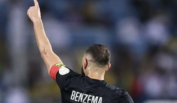 Ministro de Francia acusa al futbolista Karim Benzema de tener vínculos con organización terrorista