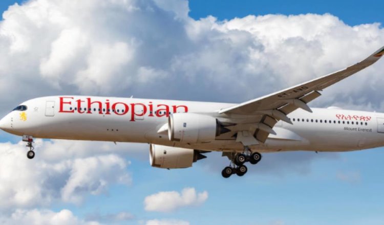 ¡Sorpresa en el aire! Mujer etíope trabajó 30 años para que su hijo fuera piloto