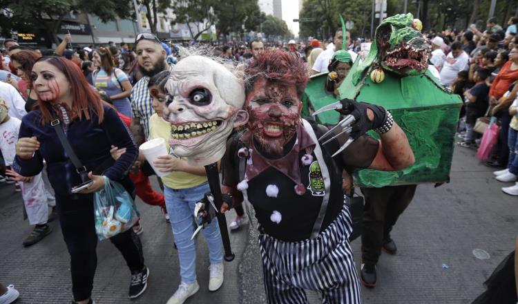 Llega el terror a calles de la CDMX; desfilan momias, fantasmas y zombis