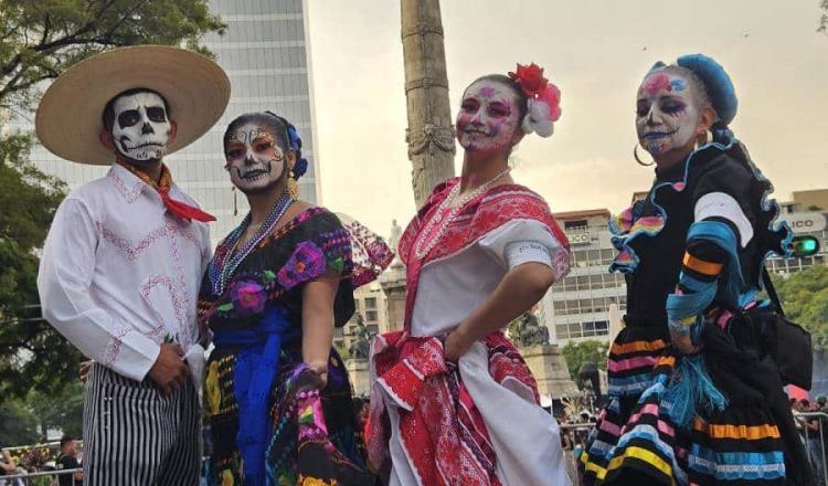 Se pasean cientos de catrinas por calles de la CDMX