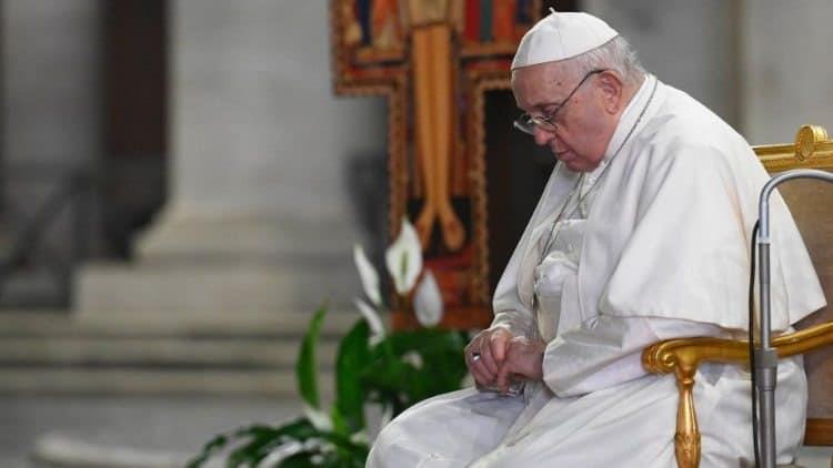Papa expresa condolencias por muerte de pequeña que fue desconectada en Reino Unido