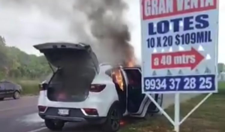 Por cortocircuito se incendia camioneta en la Villahermosa-Teapa