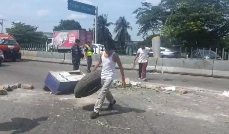 Padres de técnica 47 bloquean por 4 horas la Villahermosa-Macuspana