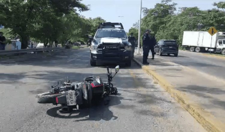 Mujer derrapa y cae de moto en avenida Luis Donaldo Colosio