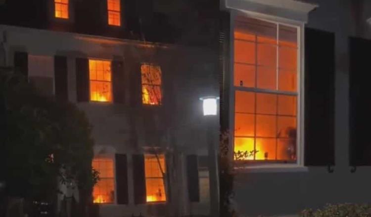 Familia de Nueva York decora su casa de Halloween simulando incendio y llegan bomberos