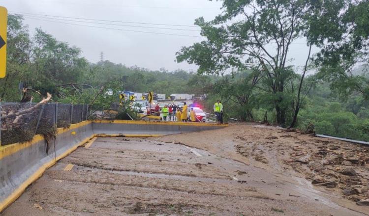 Comienza Acapulco con la evacuación de turistas