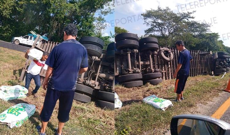 Rapiñan tráiler con harina en la Cárdenas-Villahermosa