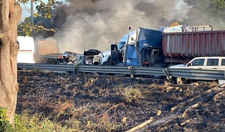 Se incendian 8 vehículos en la Cárdenas-Coatzacoalcos tras carambola