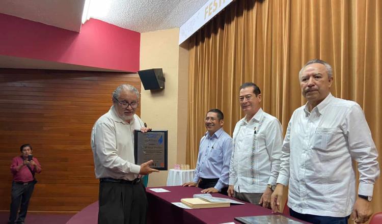 Ramsés Pech galardonado por trayectoria con placa ´Vidas que Alumbran´