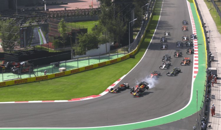 ¡Mi primera chamba! Checo abandona GP de México al chocar en primera vuelta con Leclerc